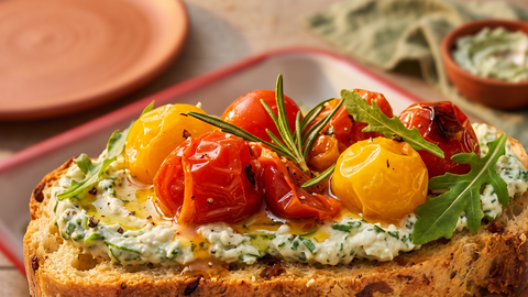 Ofentomaten-Toast mit Kräuterquark auf Zwiebel-Kräuterbrot