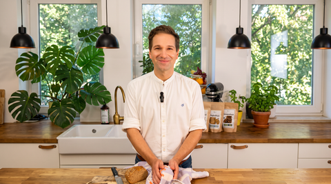 Marcel zeigt, wie man Brot richtig lagert